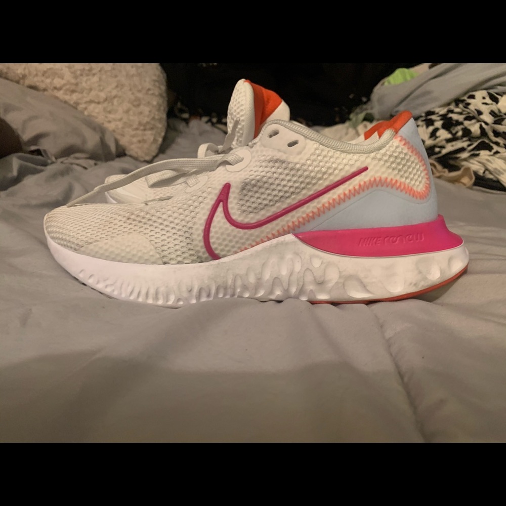 Women’s size 8. Gently used. Couple marks.